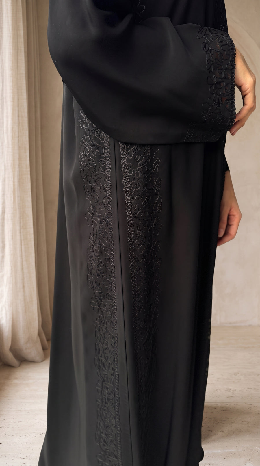 ABAYA Dubai noire ajourée PU T.56