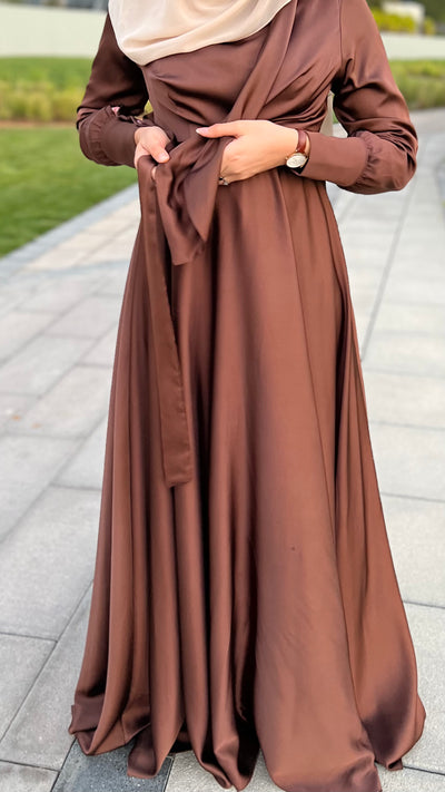 Robe satinée à nouer / Marron chocolat