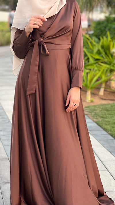 Robe satinée à nouer / Marron chocolat