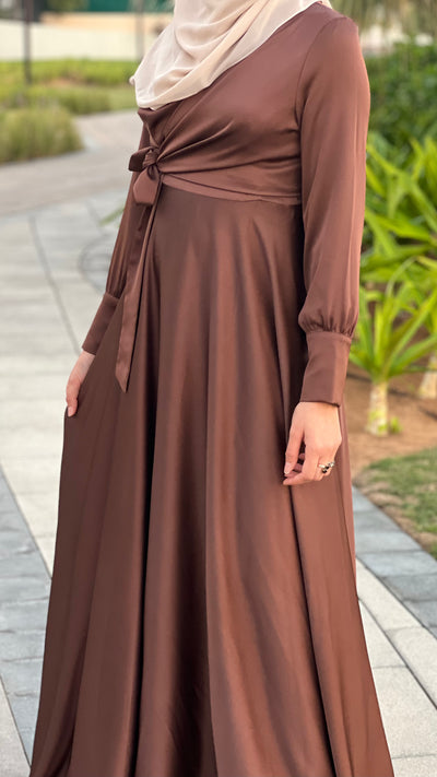 Robe satinée à nouer / Marron chocolat